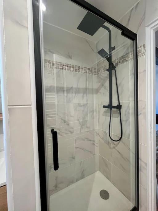 T2 Renove A 15 Min De Lyon Appartement Pierre-Bénite Buitenkant foto